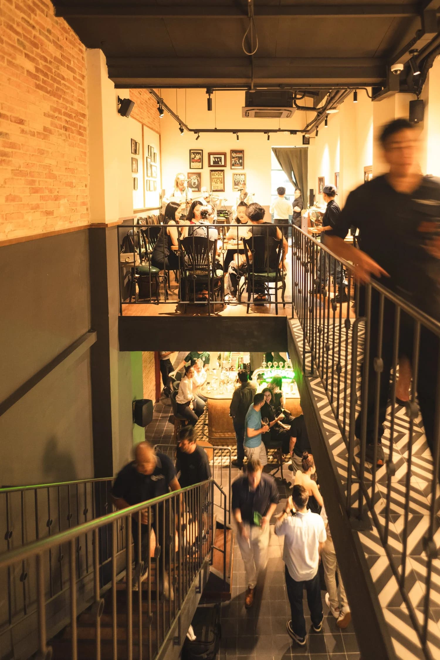 A moment at Éire Eatery & Bar — photograph 02